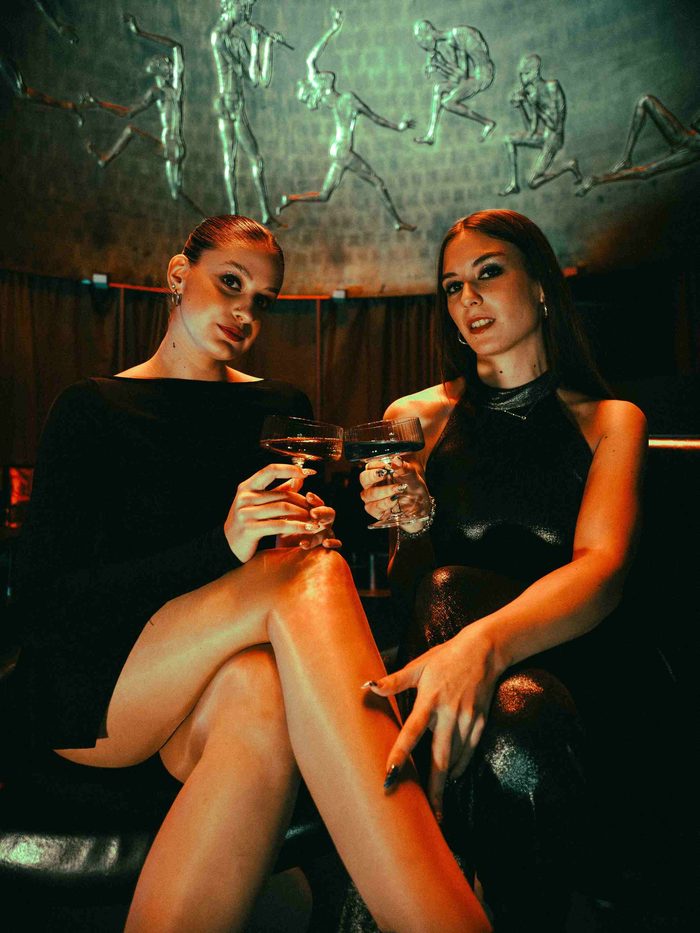 术语说明配图：竖幅版面中的人物剪影与页边留白